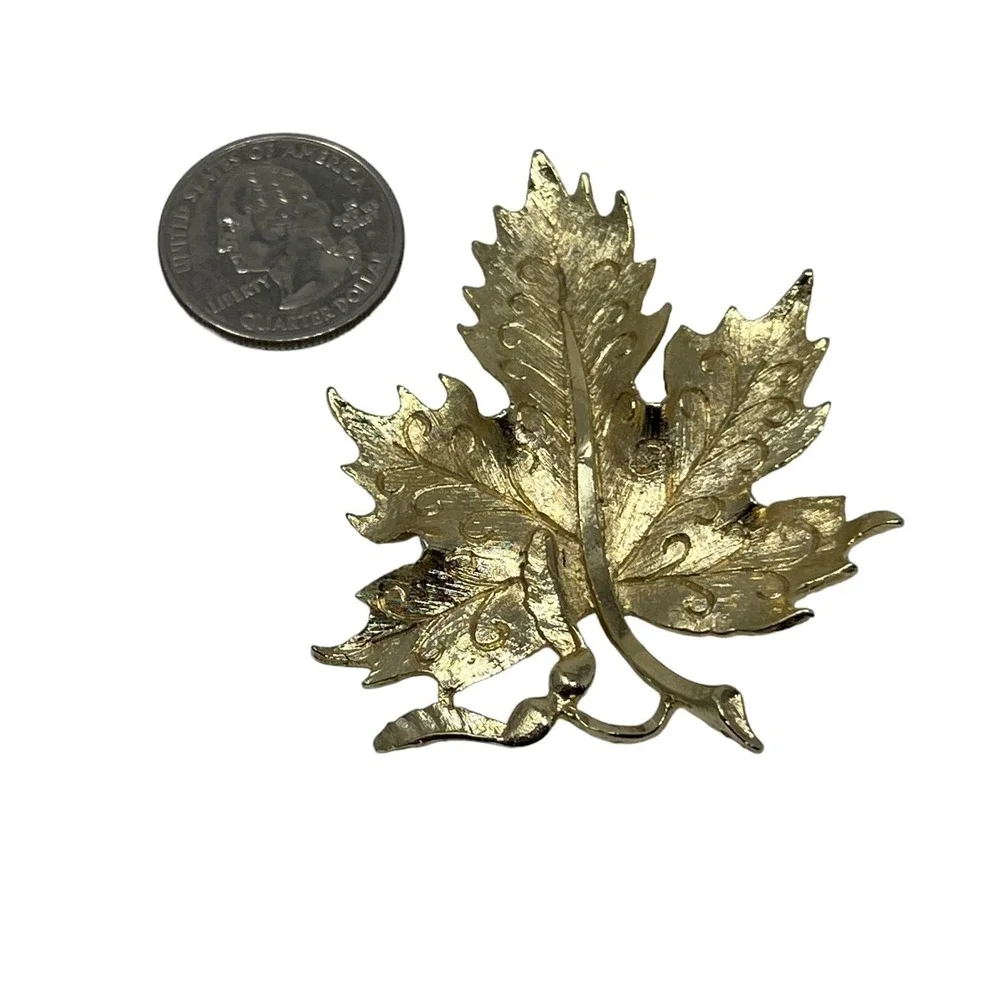 Vintage Maple Leaf Brooch‎ Gold Tone Textured Engraved Veins Pin